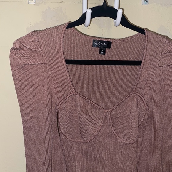 LIKE NEW FITTED SWEATER - Picture 2 of 5